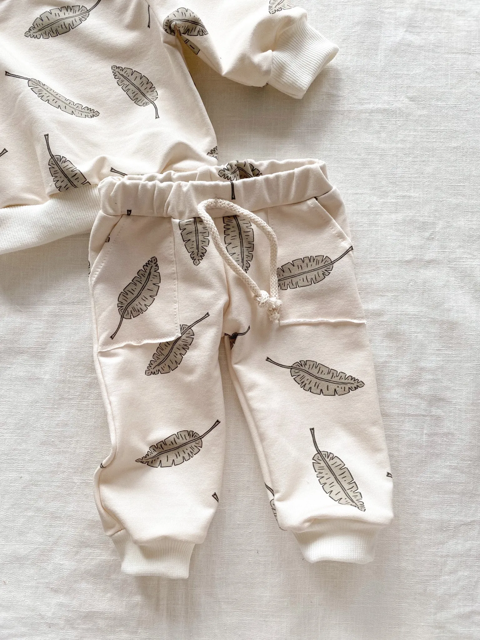 Baby sweatpants / leaves